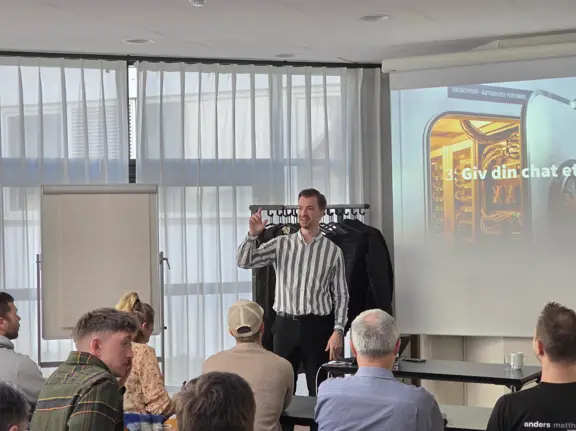 Simon Lindebjerg holder foredrag om AI